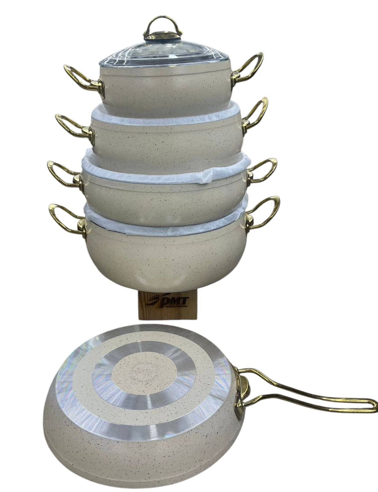 Qazan dəsti PMT, qalınlıq 4 mm, alt taban sürüşməz spiral, qulpları pərçimli qızılı çelik, antibakterial parex qapaq, dəstə daxildir: qazan 28-24-20 sm, dərin tava 28 sm, təkqulp t — 1